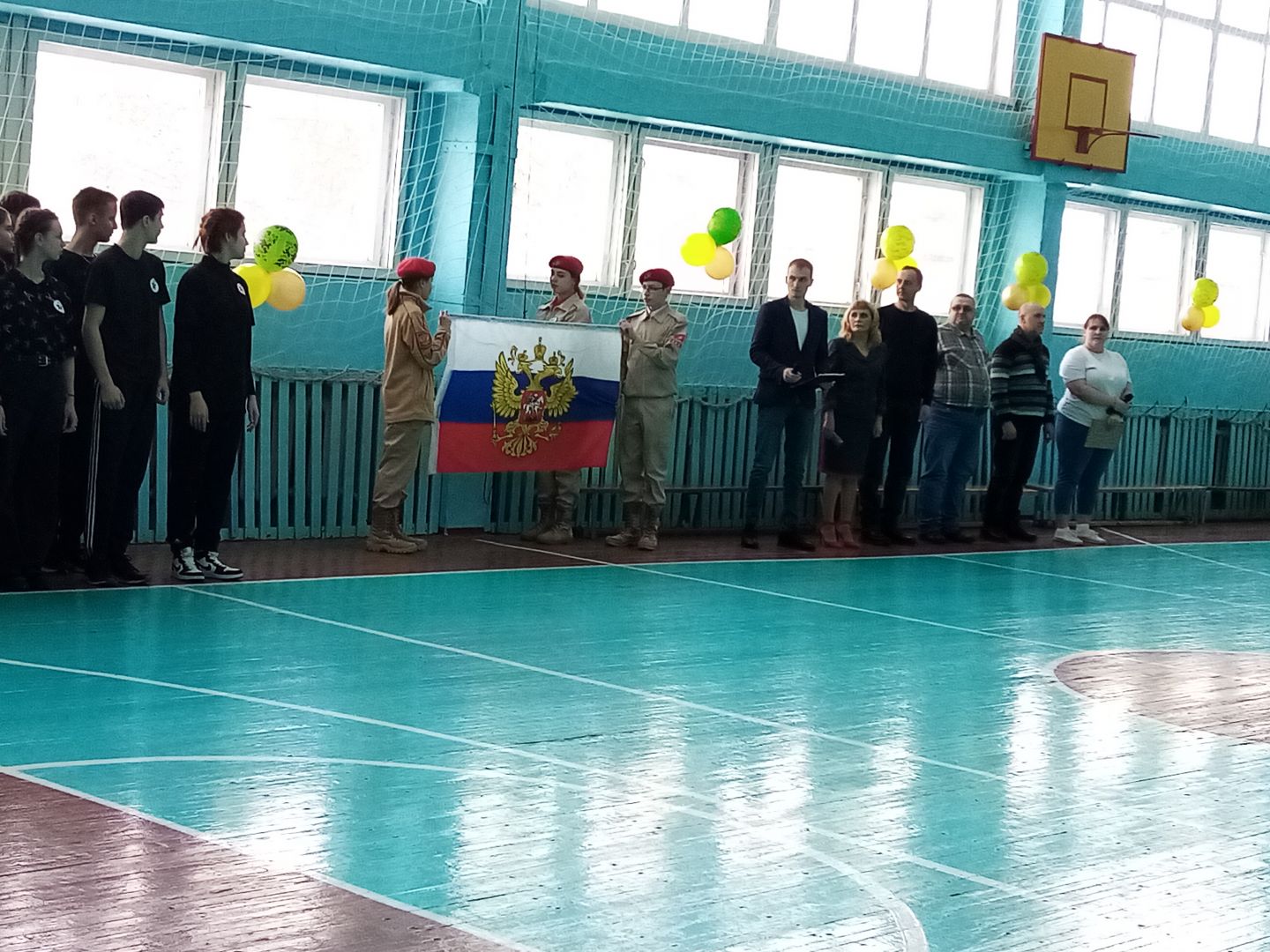 Церемония поднятия флага.
