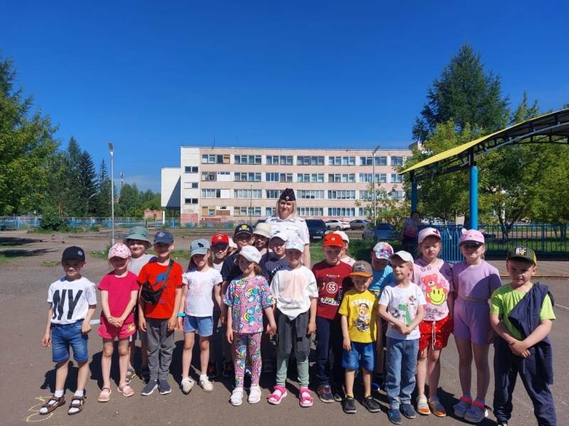 Правила безопасного поведения на дорогах на летней площадке.