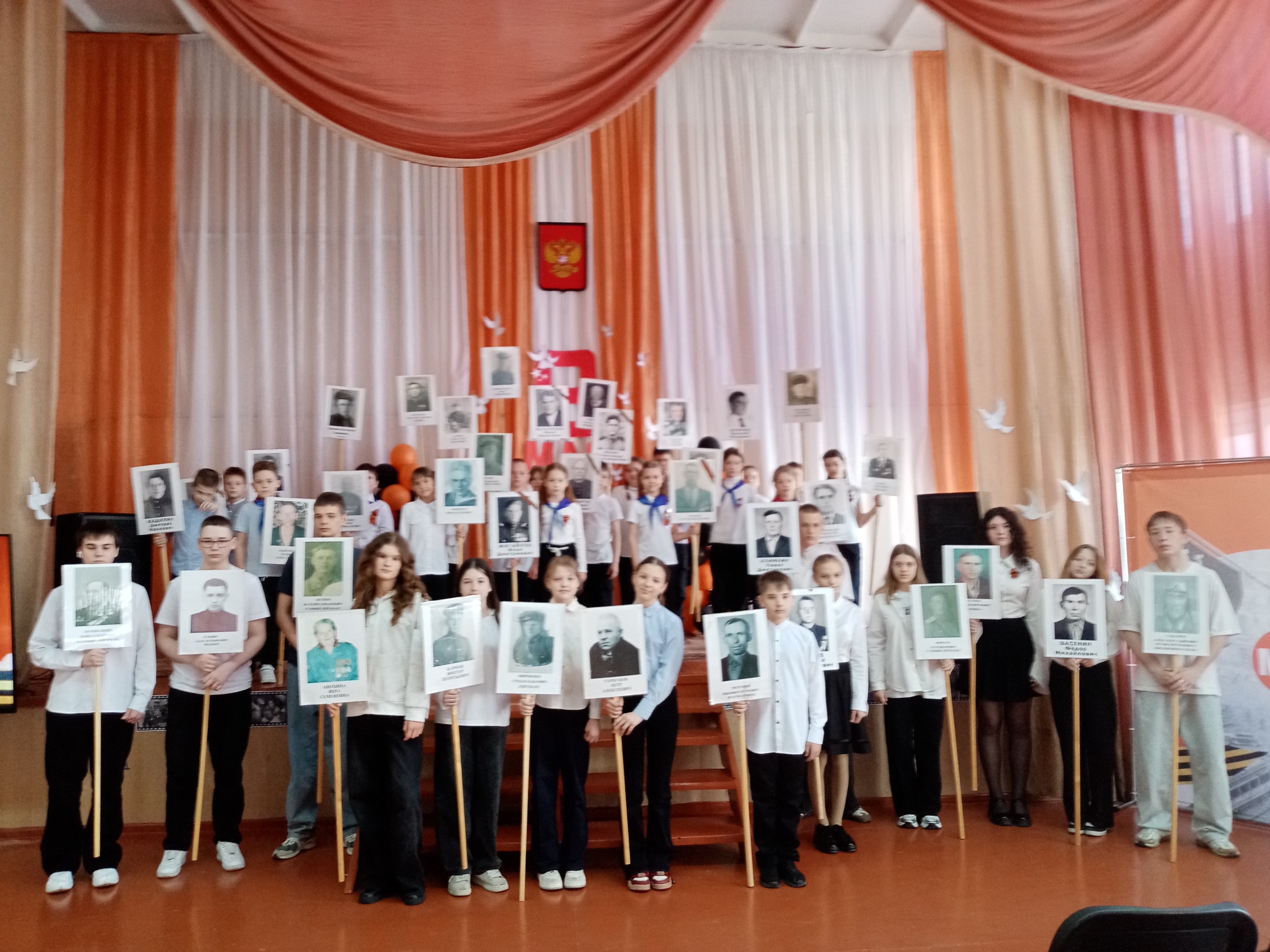 7 мая прошла школьная акция «Бессмертный полк». В акции принимали участие ребята разного возраста.